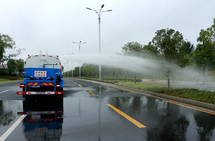 13方東風灑水車頂噴功能演示