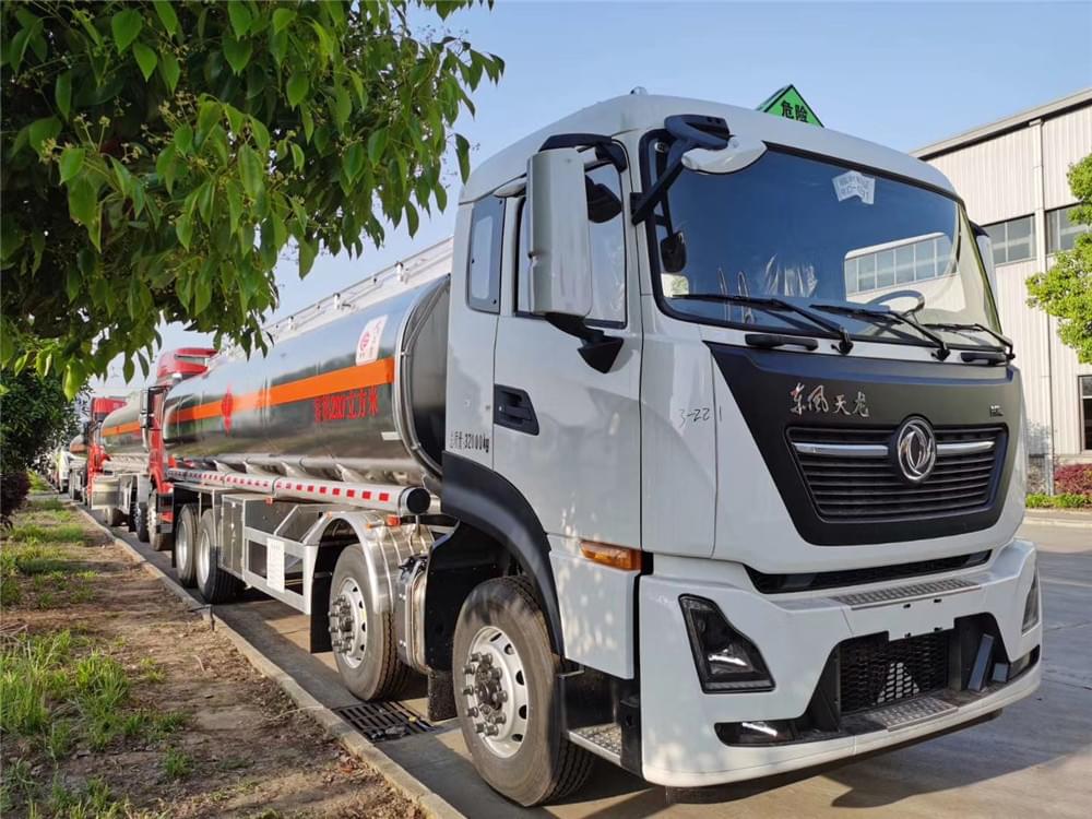 國六前四后八東風天龍29.7方油罐車圖片1